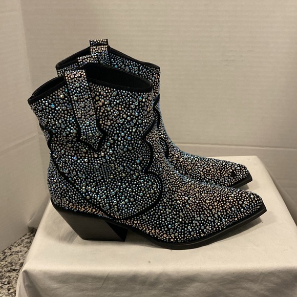 “Price Drop”New In Box Sparkling Rhinestone Pull On Boots “Stone Missing” - Picture 1 of 4